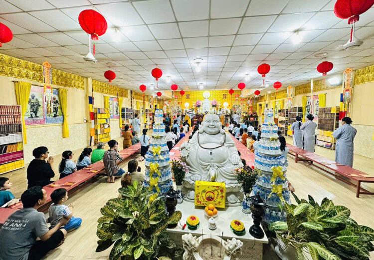 Đạo tràng Cát Tường trang nghiêm tổ chức lễ cầu siêu tưởng niệm các Anh hùng Liệt sĩ và trao quà đến học sinh
