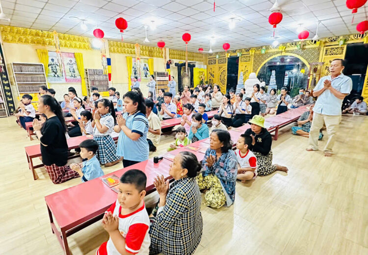 Đạo tràng Cát Tường trang nghiêm tổ chức lễ cầu siêu tưởng niệm các Anh hùng Liệt sĩ và trao quà đến học sinh