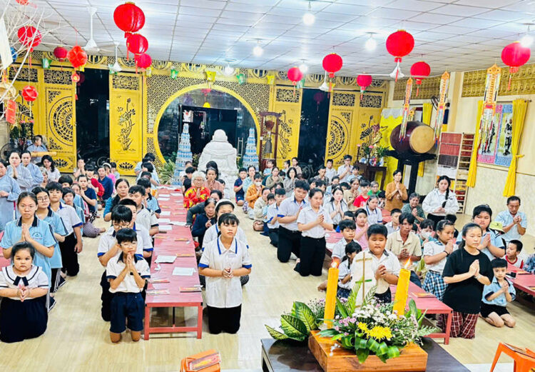 Đạo tràng Cát Tường trang nghiêm tổ chức lễ cầu siêu tưởng niệm các Anh hùng Liệt sĩ và trao quà đến học sinh