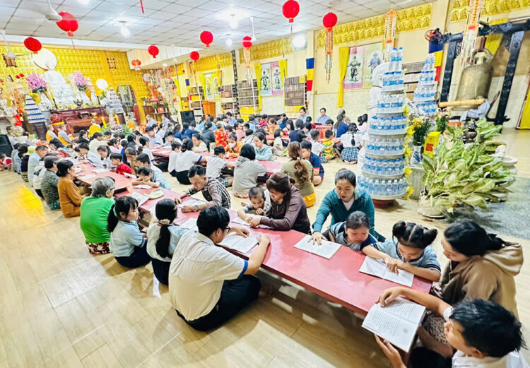 Đạo tràng Cát Tường trang nghiêm tổ chức lễ cầu siêu tưởng niệm các Anh hùng Liệt sĩ và trao quà đến học sinh