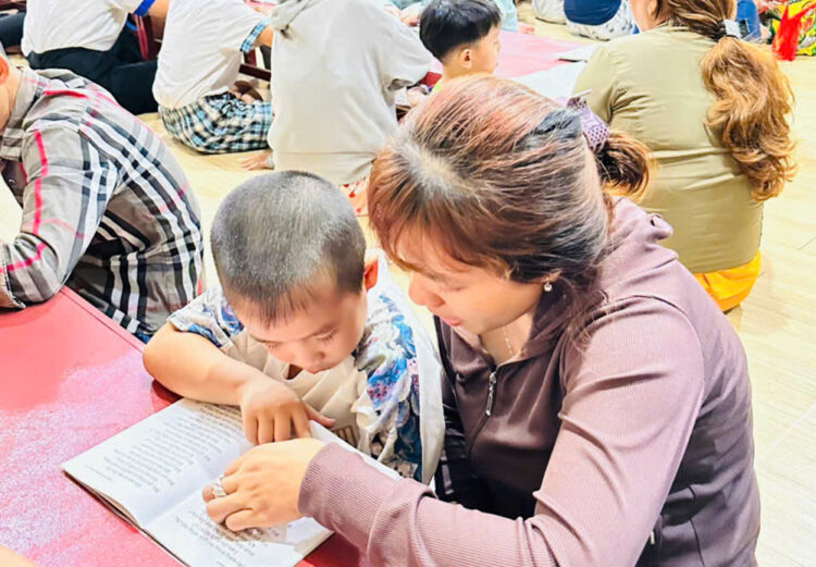 Đạo tràng Cát Tường trang nghiêm tổ chức lễ cầu siêu tưởng niệm các Anh hùng Liệt sĩ và trao quà đến học sinh