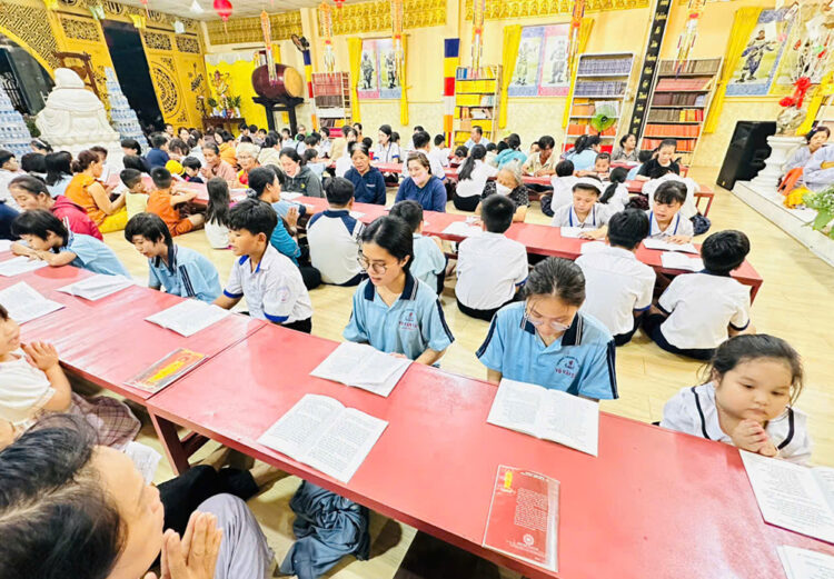 Đạo tràng Cát Tường trang nghiêm tổ chức lễ cầu siêu tưởng niệm các Anh hùng Liệt sĩ và trao quà đến học sinh