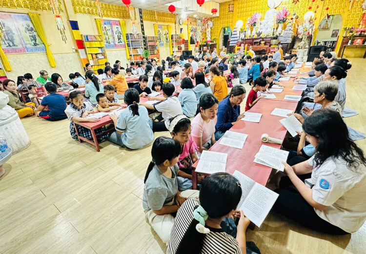 Đạo tràng Cát Tường trang nghiêm tổ chức lễ cầu siêu tưởng niệm các Anh hùng Liệt sĩ và trao quà đến học sinh
