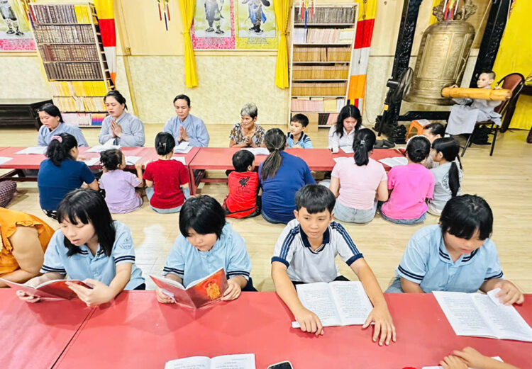 Đạo tràng Cát Tường trang nghiêm tổ chức lễ cầu siêu tưởng niệm các Anh hùng Liệt sĩ và trao quà đến học sinh