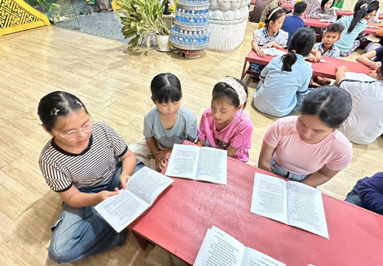 Đạo tràng Cát Tường trang nghiêm tổ chức lễ cầu siêu tưởng niệm các Anh hùng Liệt sĩ và trao quà đến học sinh