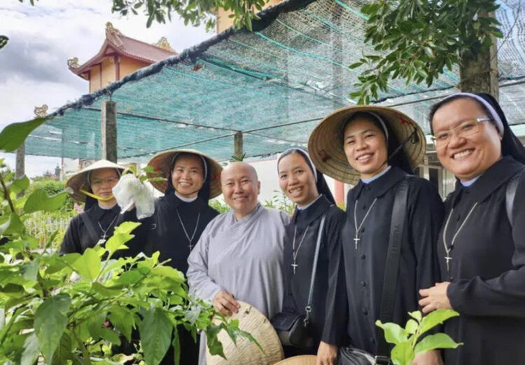 An Lục Long: Hội Dòng Mến Thánh Giá Mỹ Tho thăm và giao lưu tại chùa An Châu