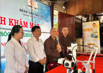 Phước Vĩnh Tây: Chùa Hòa Long và Bệnh viện Mắt Việt tổ chức khám mắt miễn phí cho 120 người dân