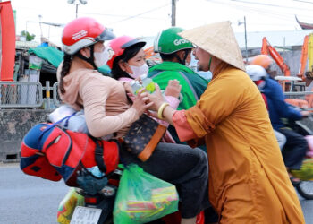 Chùa Thạnh Đức trao hơn 10.000 chai nước đến người dân trở lại thành phố