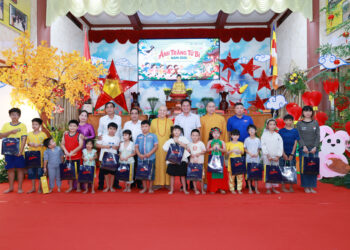 Tây Ninh: Rộn ràng đêm hội Trung thu “Ánh trăng từ bi” tại chùa Thiên Châu