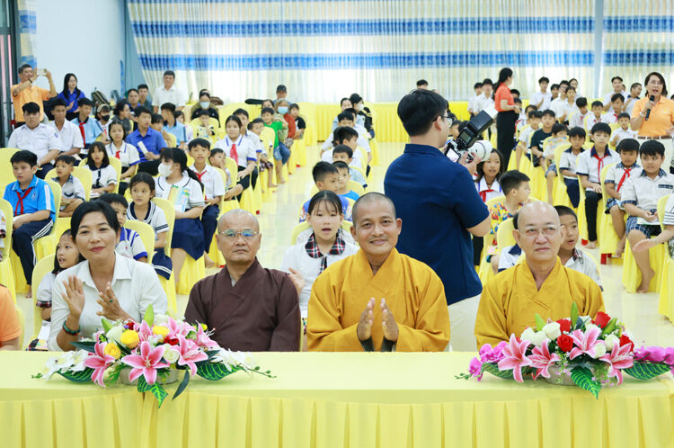 Tây Ninh: Chương trình “Trung thu mơ ước” trao 200 phần quà đến trẻ em có hoàn cảnh khó khăn tại Chùa Pháp Minh