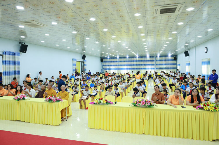 Tây Ninh: Chương trình “Trung thu mơ ước” trao 200 phần quà đến trẻ em có hoàn cảnh khó khăn tại Chùa Pháp Minh