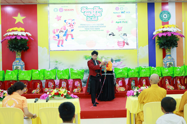 Tây Ninh: Chương trình “Trung thu mơ ước” trao 200 phần quà đến trẻ em có hoàn cảnh khó khăn tại Chùa Pháp Minh