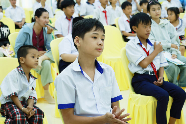 Tây Ninh: Chương trình “Trung thu mơ ước” trao 200 phần quà đến trẻ em có hoàn cảnh khó khăn tại Chùa Pháp Minh