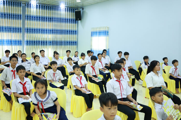 Tây Ninh: Chương trình “Trung thu mơ ước” trao 200 phần quà đến trẻ em có hoàn cảnh khó khăn tại Chùa Pháp Minh