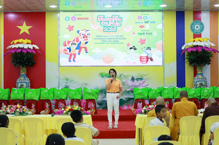 Tây Ninh: Chương trình “Trung thu mơ ước” trao 200 phần quà đến trẻ em có hoàn cảnh khó khăn tại Chùa Pháp Minh