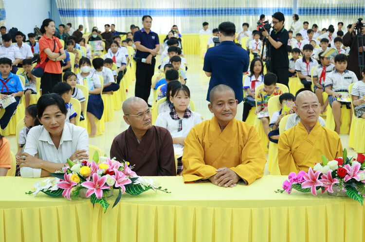 Tây Ninh: Chương trình “Trung thu mơ ước” trao 200 phần quà đến trẻ em có hoàn cảnh khó khăn tại Chùa Pháp Minh