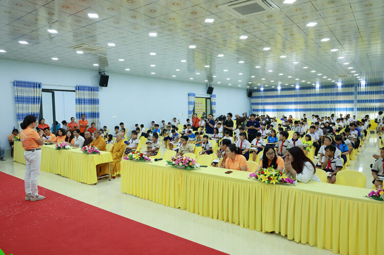 Tây Ninh: Chương trình “Trung thu mơ ước” trao 200 phần quà đến trẻ em có hoàn cảnh khó khăn tại Chùa Pháp Minh
