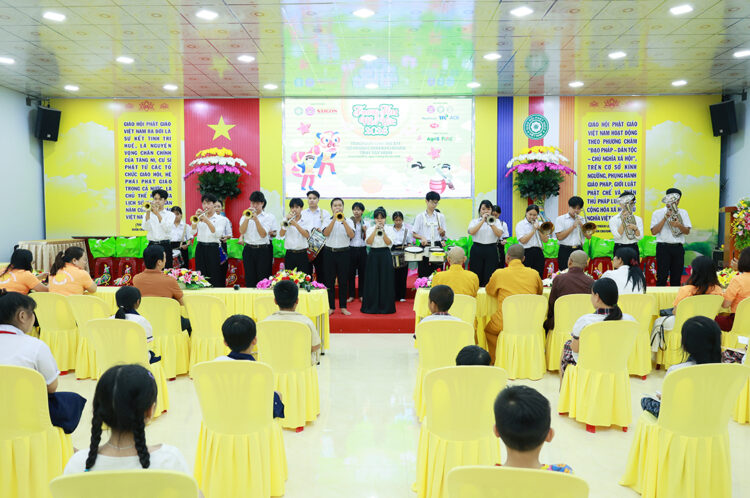 Tây Ninh: Chương trình “Trung thu mơ ước” trao 200 phần quà đến trẻ em có hoàn cảnh khó khăn tại Chùa Pháp Minh