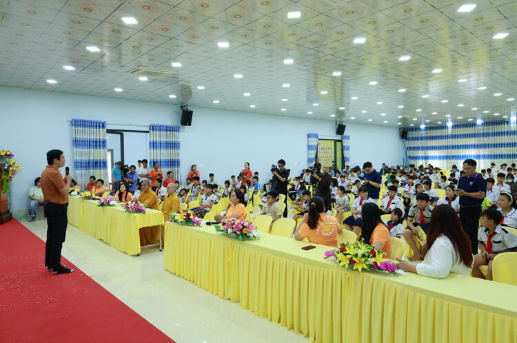 Tây Ninh: Chương trình “Trung thu mơ ước” trao 200 phần quà đến trẻ em có hoàn cảnh khó khăn tại Chùa Pháp Minh