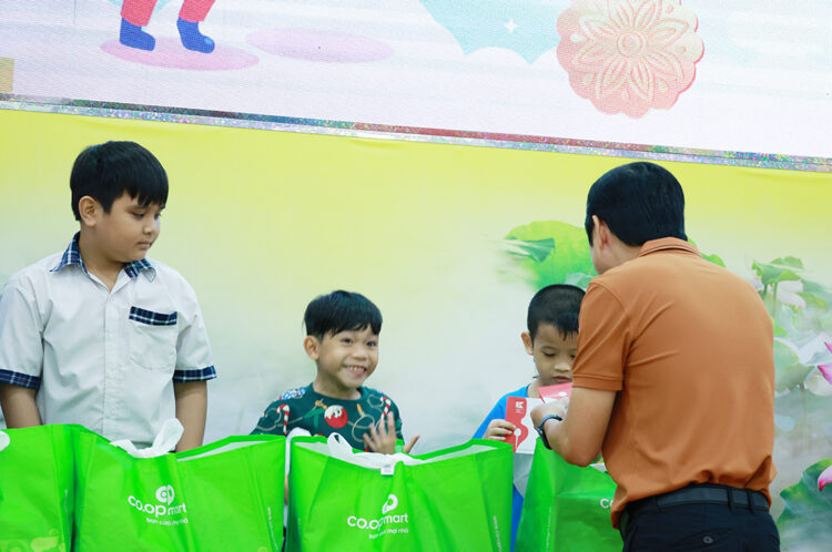 Tây Ninh: Chương trình “Trung thu mơ ước” trao 200 phần quà đến trẻ em có hoàn cảnh khó khăn tại Chùa Pháp Minh
