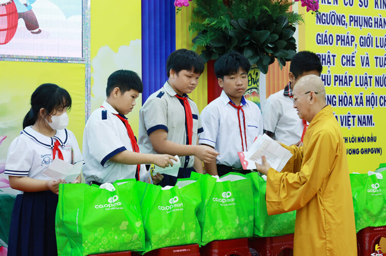 Tây Ninh: Chương trình “Trung thu mơ ước” trao 200 phần quà đến trẻ em có hoàn cảnh khó khăn tại Chùa Pháp Minh