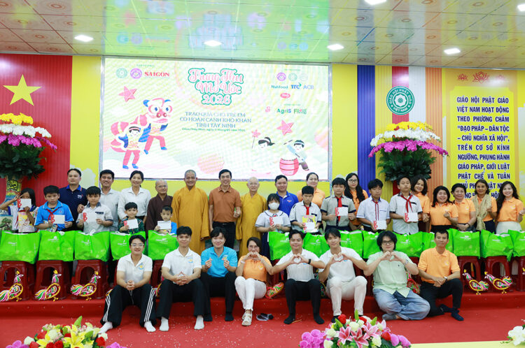 Tây Ninh: Chương trình “Trung thu mơ ước” trao 200 phần quà đến trẻ em có hoàn cảnh khó khăn tại Chùa Pháp Minh