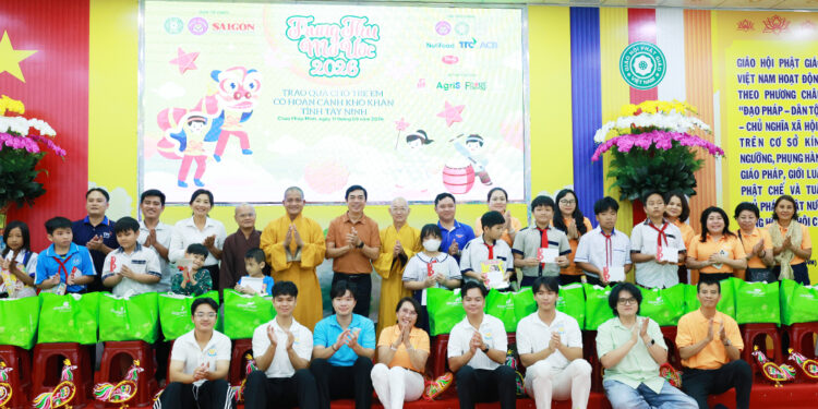 Tây Ninh: Chương trình “Trung thu mơ ước” trao 200 phần quà đến trẻ em có hoàn cảnh khó khăn tại Chùa Pháp Minh