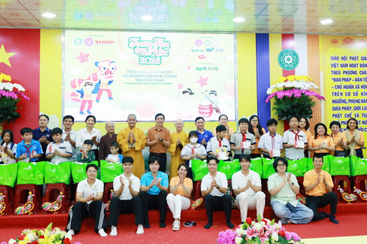 Tây Ninh: Chương trình “Trung thu mơ ước” trao 200 phần quà đến trẻ em có hoàn cảnh khó khăn tại Chùa Pháp Minh