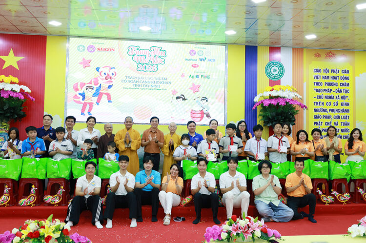 Tây Ninh: Chương trình “Trung thu mơ ước” trao 200 phần quà đến trẻ em có hoàn cảnh khó khăn tại Chùa Pháp Minh