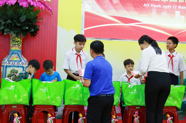 Tây Ninh: Chương trình “Trung thu mơ ước” trao 200 phần quà đến trẻ em có hoàn cảnh khó khăn tại Chùa Pháp Minh