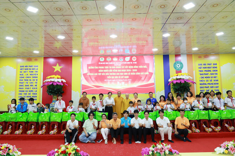 Tây Ninh: Chương trình “Trung thu mơ ước” trao 200 phần quà đến trẻ em có hoàn cảnh khó khăn tại Chùa Pháp Minh