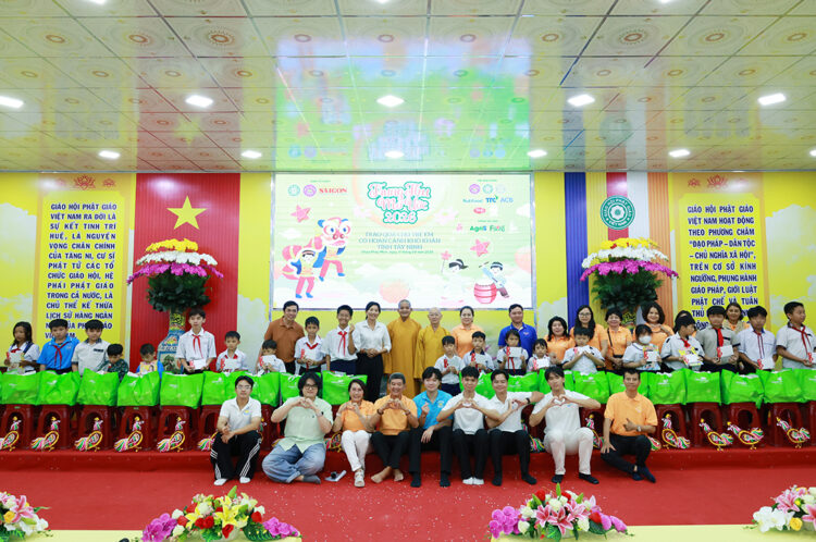 Tây Ninh: Chương trình “Trung thu mơ ước” trao 200 phần quà đến trẻ em có hoàn cảnh khó khăn tại Chùa Pháp Minh