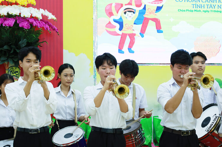 Tây Ninh: Chương trình “Trung thu mơ ước” trao 200 phần quà đến trẻ em có hoàn cảnh khó khăn tại Chùa Pháp Minh