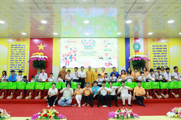 Tây Ninh: Chương trình “Trung thu mơ ước” trao 200 phần quà đến trẻ em có hoàn cảnh khó khăn tại Chùa Pháp Minh
