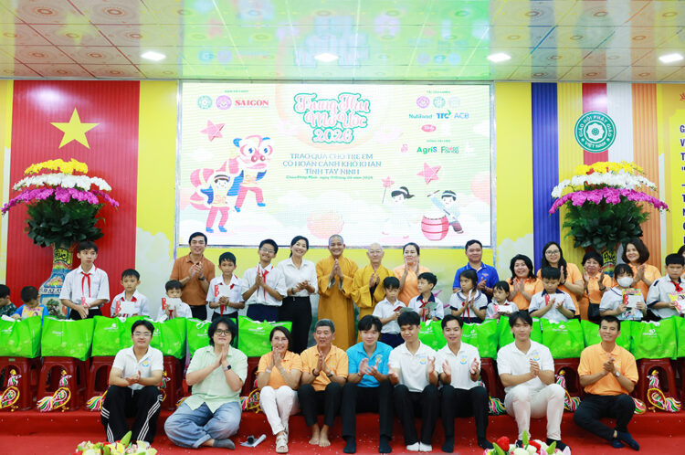Tây Ninh: Chương trình “Trung thu mơ ước” trao 200 phần quà đến trẻ em có hoàn cảnh khó khăn tại Chùa Pháp Minh