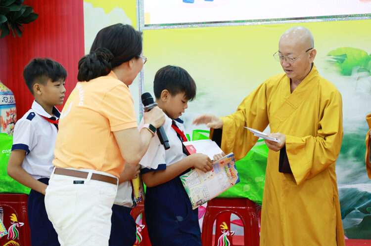 Tây Ninh: Chương trình “Trung thu mơ ước” trao 200 phần quà đến trẻ em có hoàn cảnh khó khăn tại Chùa Pháp Minh