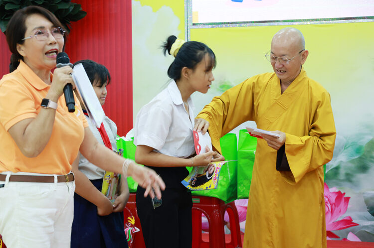 Tây Ninh: Chương trình “Trung thu mơ ước” trao 200 phần quà đến trẻ em có hoàn cảnh khó khăn tại Chùa Pháp Minh