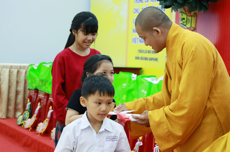 Tây Ninh: Chương trình “Trung thu mơ ước” trao 200 phần quà đến trẻ em có hoàn cảnh khó khăn tại Chùa Pháp Minh