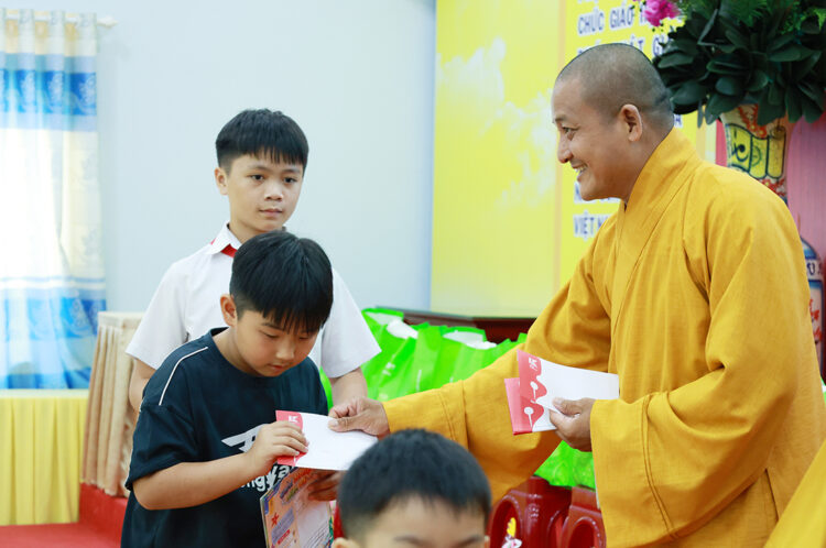 Tây Ninh: Chương trình “Trung thu mơ ước” trao 200 phần quà đến trẻ em có hoàn cảnh khó khăn tại Chùa Pháp Minh