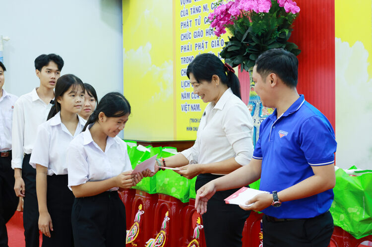 Tây Ninh: Chương trình “Trung thu mơ ước” trao 200 phần quà đến trẻ em có hoàn cảnh khó khăn tại Chùa Pháp Minh