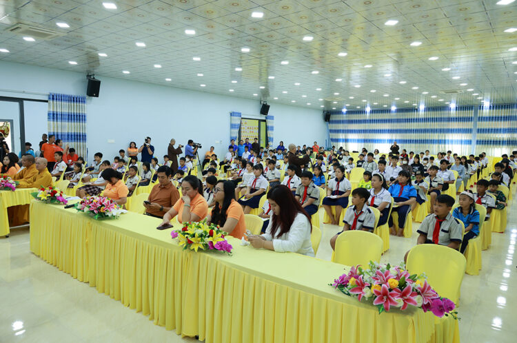 Tây Ninh: Chương trình “Trung thu mơ ước” trao 200 phần quà đến trẻ em có hoàn cảnh khó khăn tại Chùa Pháp Minh