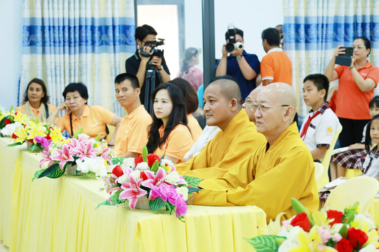 Tây Ninh: Chương trình “Trung thu mơ ước” trao 200 phần quà đến trẻ em có hoàn cảnh khó khăn tại Chùa Pháp Minh