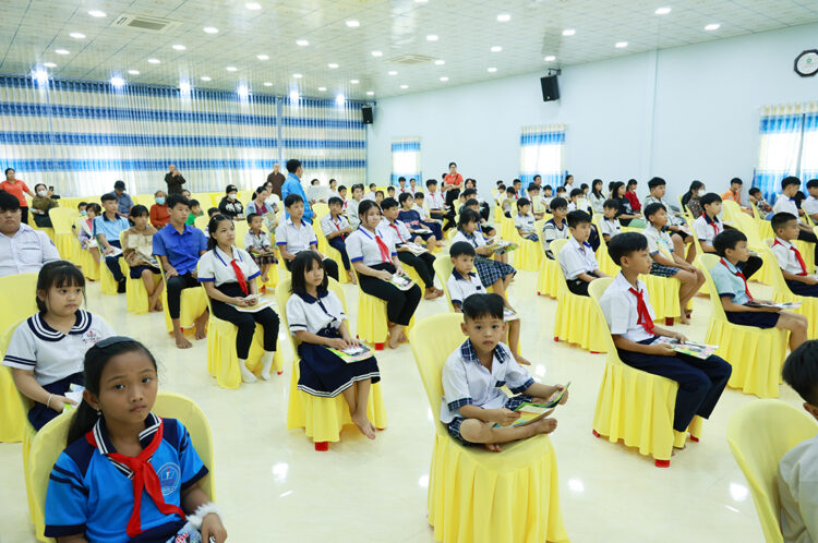 Tây Ninh: Chương trình “Trung thu mơ ước” trao 200 phần quà đến trẻ em có hoàn cảnh khó khăn tại Chùa Pháp Minh