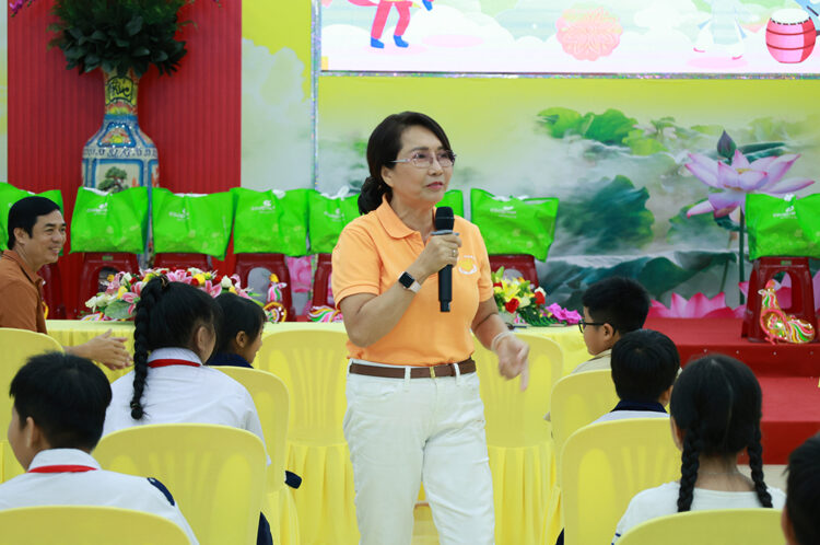 Tây Ninh: Chương trình “Trung thu mơ ước” trao 200 phần quà đến trẻ em có hoàn cảnh khó khăn tại Chùa Pháp Minh